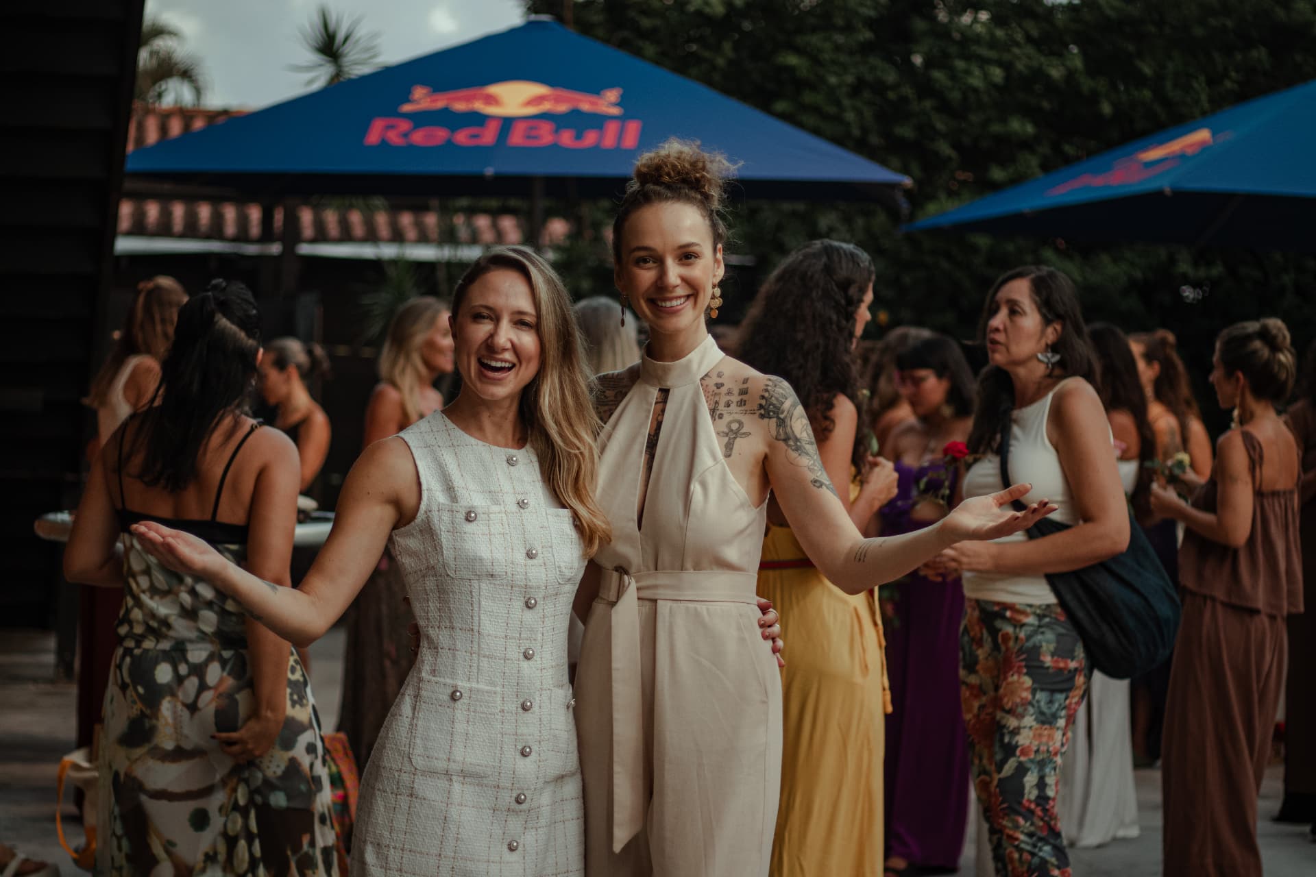 Jordana e Katiússia recebendo as mulheres no encontro presencial