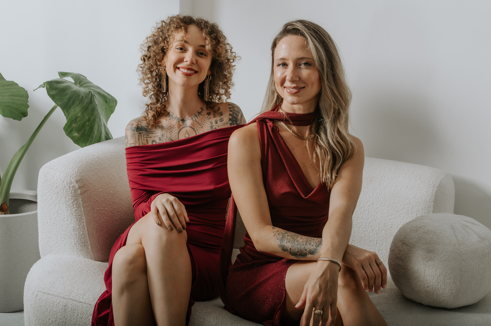 Jordana e Katiússia sentadas no sofá