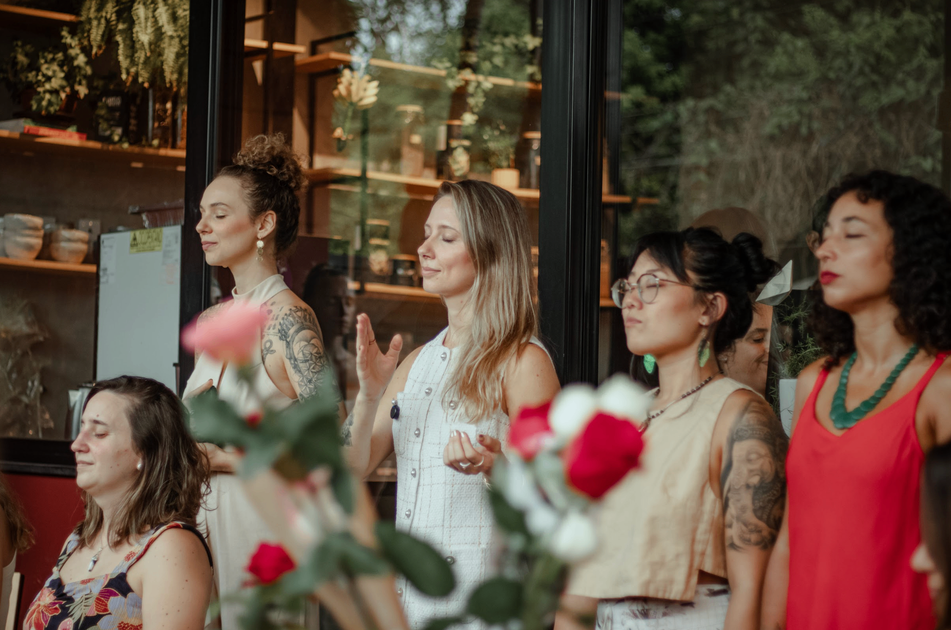 Círculo de mulheres em meditação